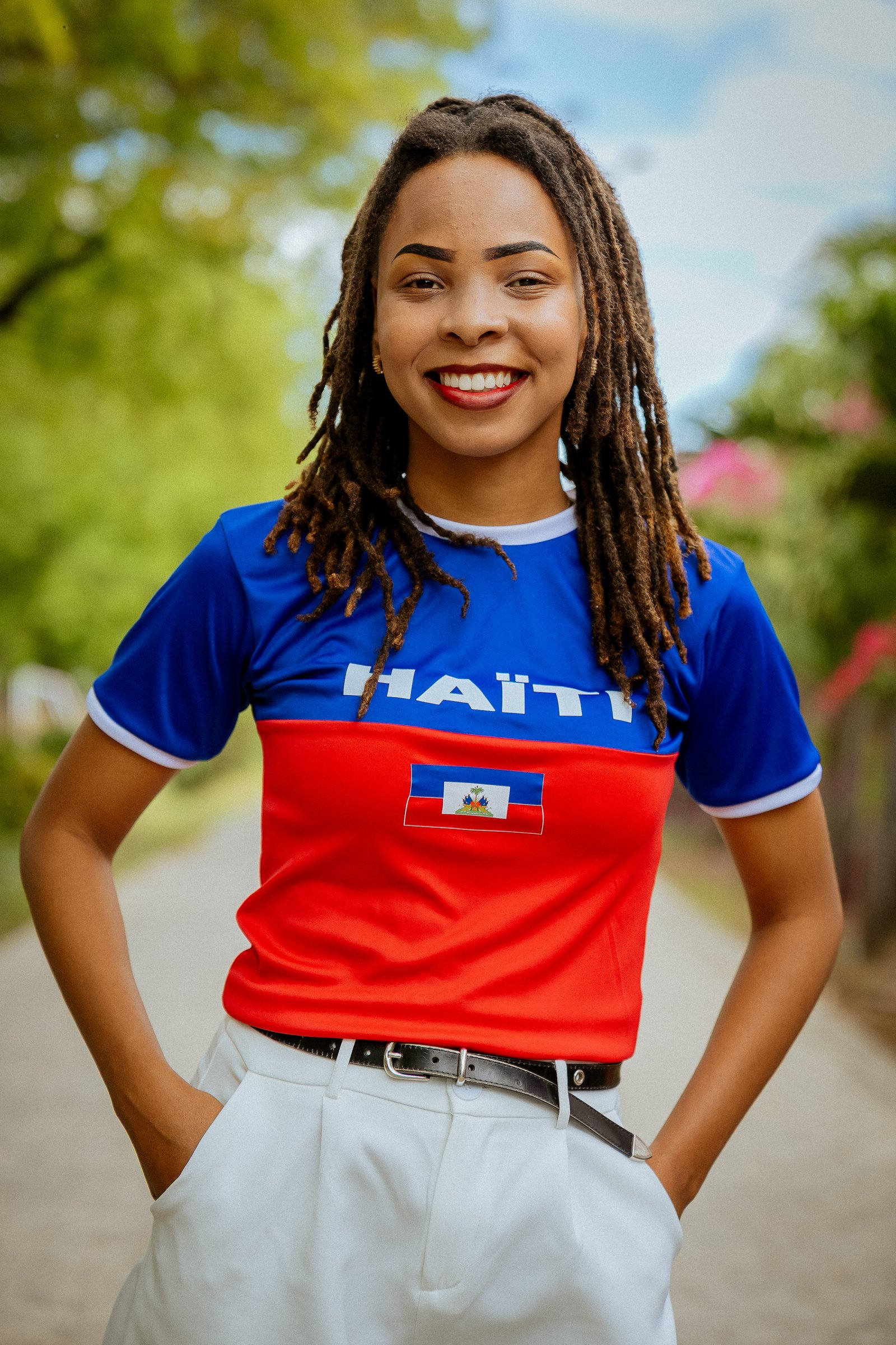 T-shirt Classique Femme Proud 509 | HAÏTI – Bleu & Rouge | AyitiStyle – Image 3