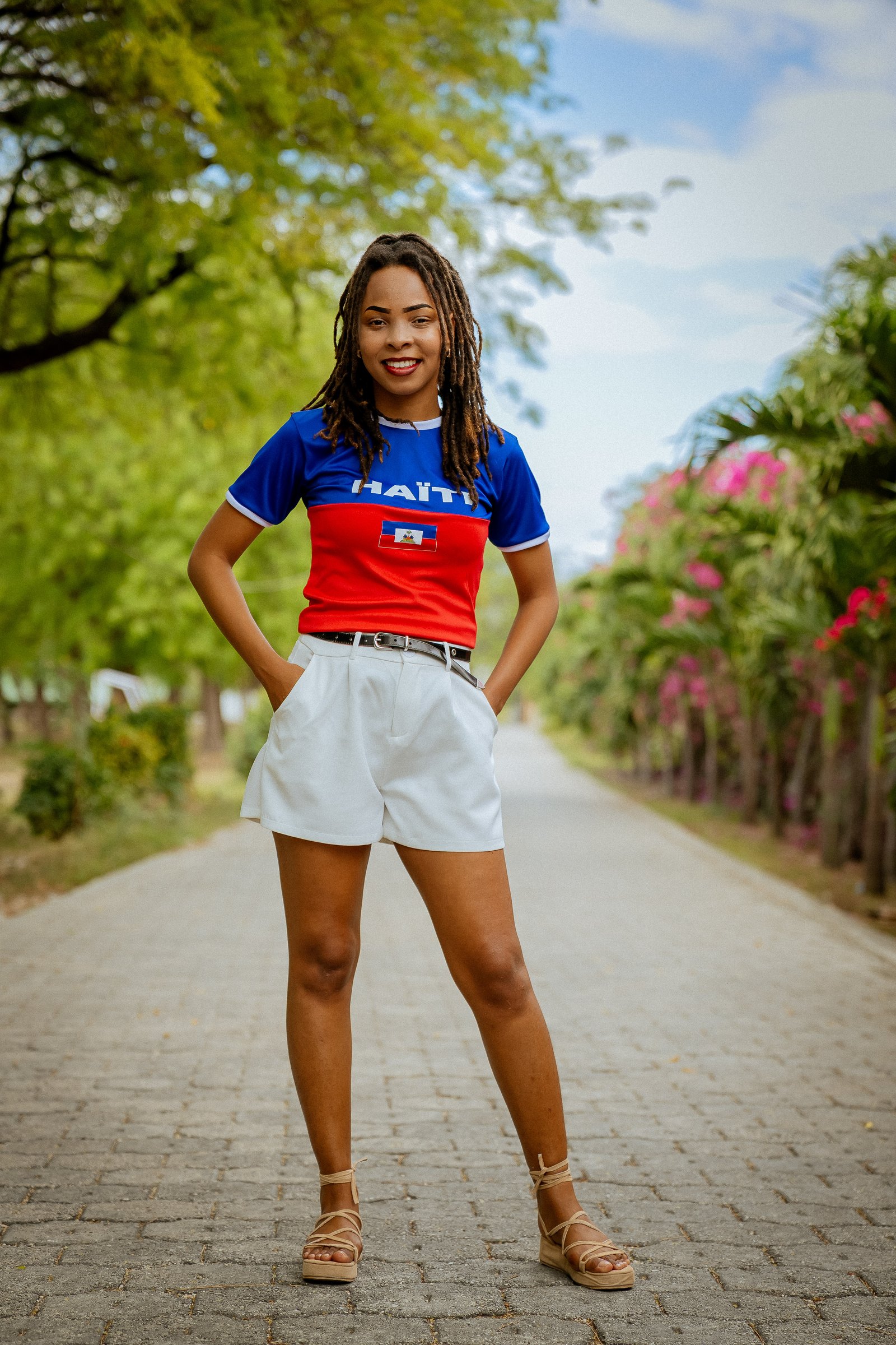 T-shirt Classique Femme Proud 509 | HAÏTI – Bleu & Rouge | AyitiStyle – Image 2
