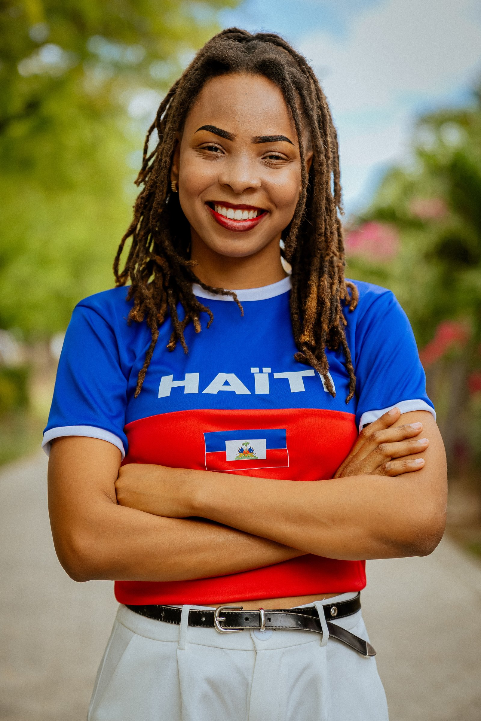 T-shirt Classique Femme Proud 509 | HAÏTI – Bleu & Rouge | AyitiStyle – Image 5