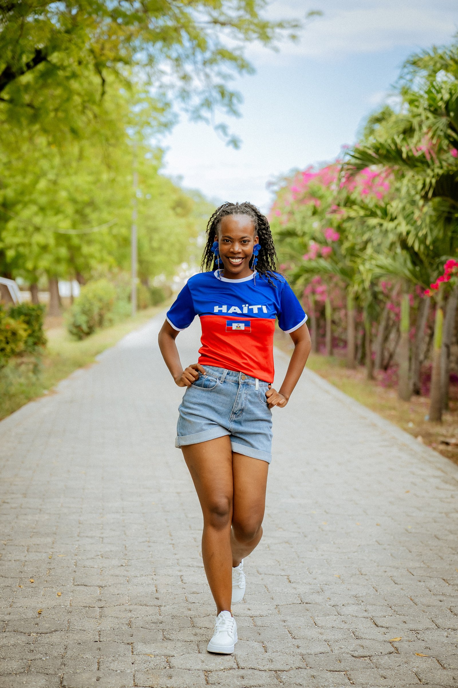 T-shirt Classique Femme Proud 509 | HAÏTI – Bleu & Rouge | AyitiStyle – Image 4